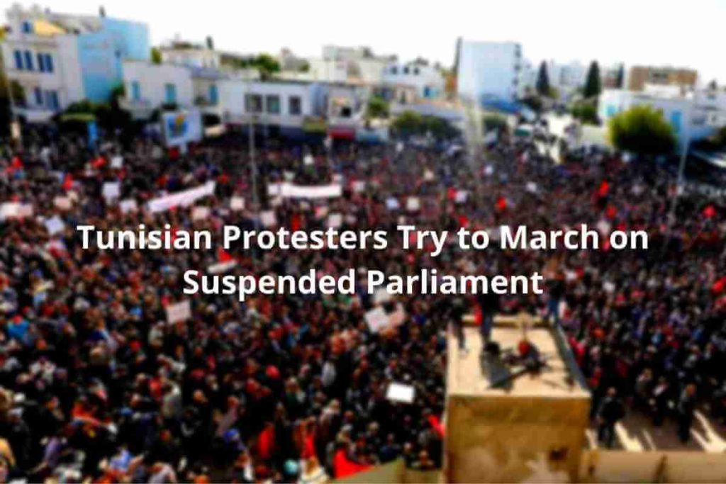 Tunisian Protesters Try to March on Suspended Parliament (1)